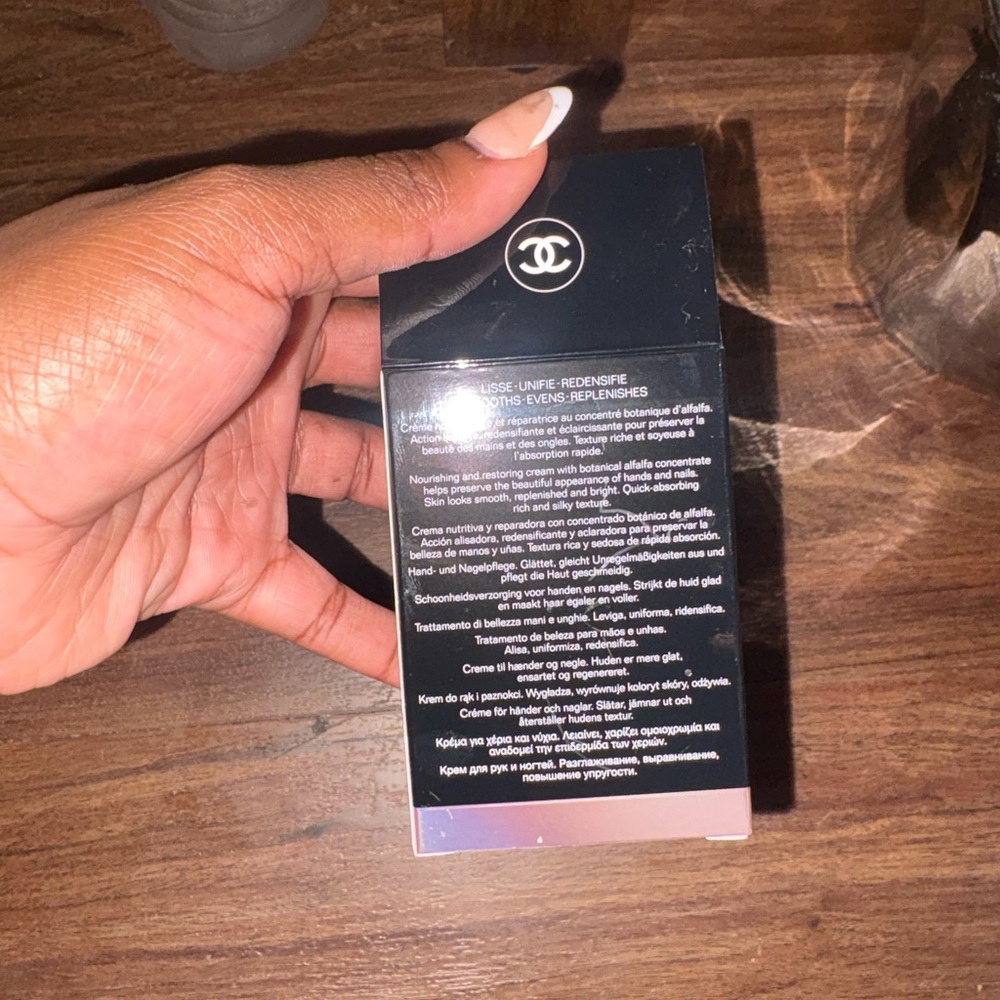 CHANEL Le Lift La Crème Main in Black - Picture 8 of 8